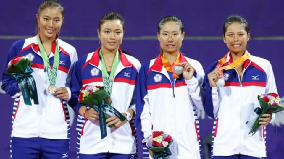 选择退出, 开赛女双首