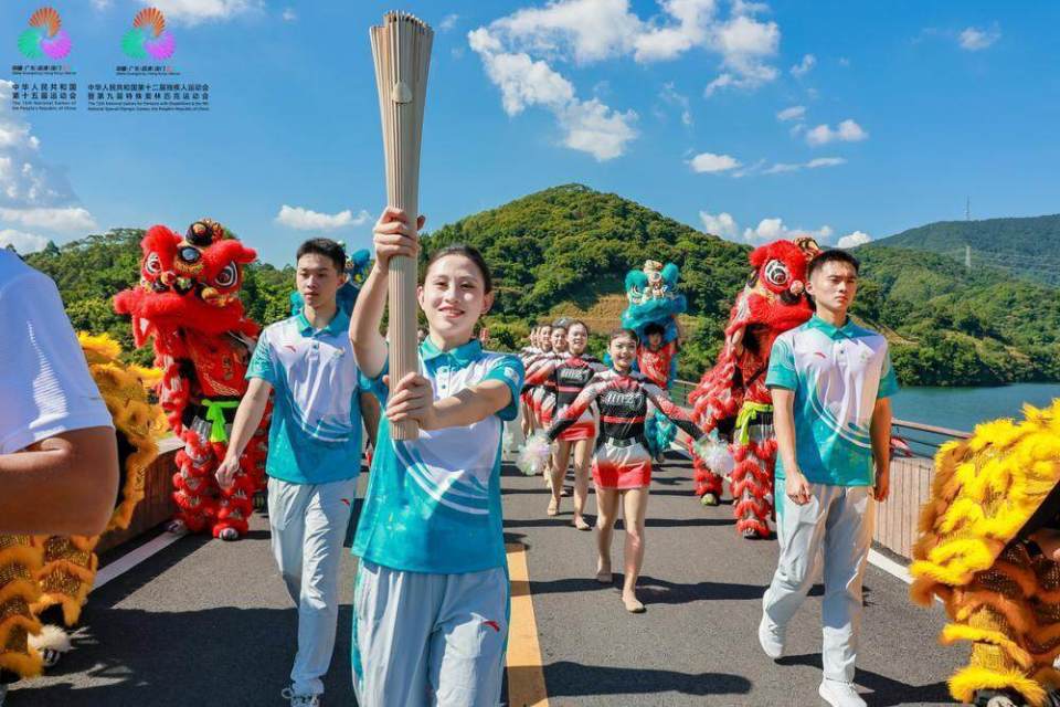 不少市民游, Pp, 呈现上宽下